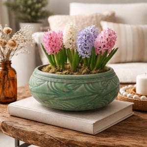 Può includere: Un set di tre tazze in ceramica con finitura opaca e macchiettata. Le tazze sono nei toni del crema, grigio chiaro e grigio scuro. Ogni tazza ha un design semplice e minimalista e un manico arrotondato.