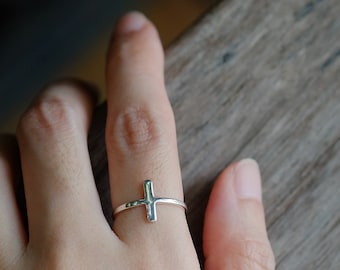 Anel de cruz pequena em prata de lei: Joias religiosas de lado