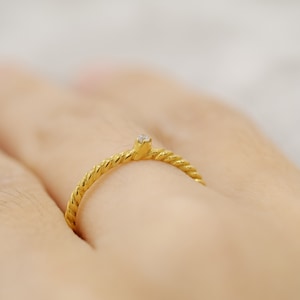 Geflochtener CZ-Ring, Goldminimalistenring, Goldspiralring, Verlobungsring, Versprechensring, Hochzeitsring, zierlicher CZ-Ring, zierlicher Goldring, eleganter Ring