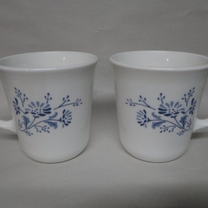 Set van 2 Corning Corelle COLONIAL MIST-patroon koffiekopjes