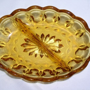 Plato de condimento dividido en ámbar con patrón FAIRFIELD de Anchor Hocking