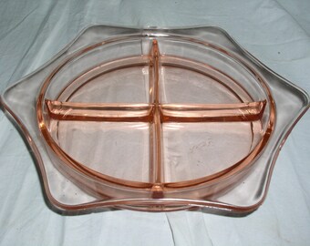 Puede incluir: Un plato de servir vintage de vidrio rosa dividido con un borde festoneado. El plato está dividido en cuatro secciones.