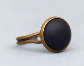 Basic ring with matte black stone