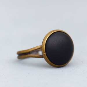 Basic ring with matte black stone