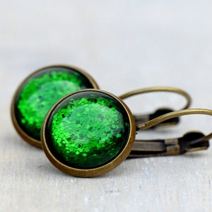 Sparkling green cabochon earrings image 1