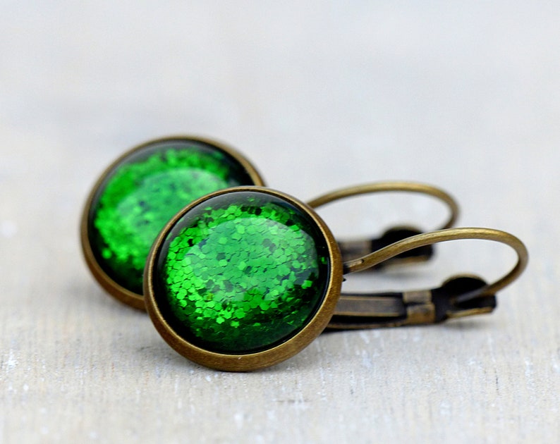 Sparkling green cabochon earrings image 1