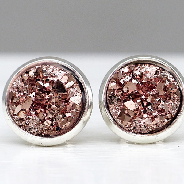 Délicates boucles d'oreilles en argent avec une rose Druzy