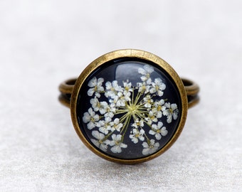 Ring with genuine, delicate flower