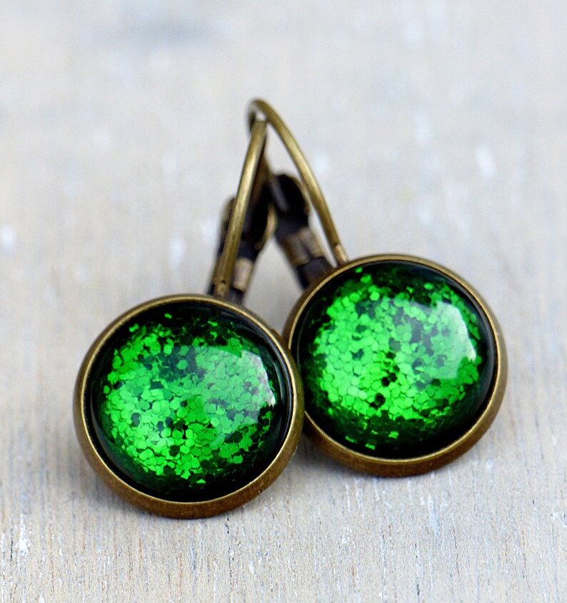Sparkling green cabochon earrings image 2