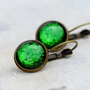 Sparkling green cabochon earrings image 3