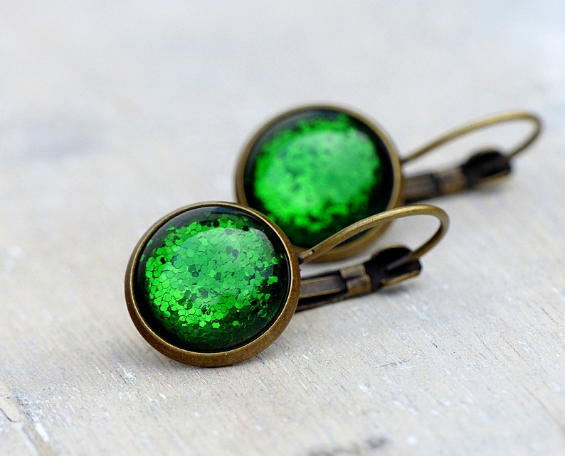 Sparkling green cabochon earrings image 3