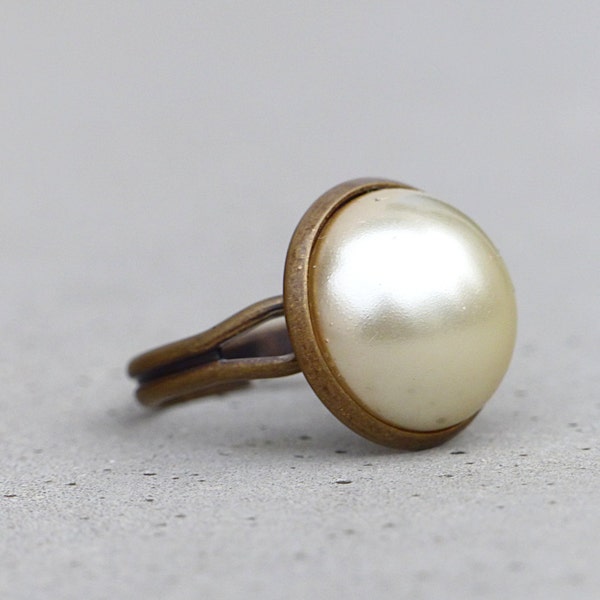 Bague basique ~ avec pierre de verre blanc crème ~ bague ajustable en taille