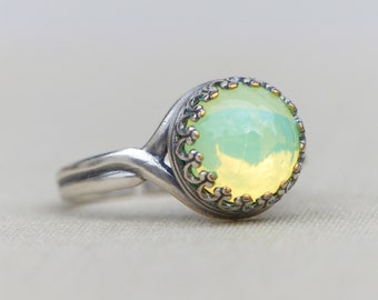 Crown ring with delicate opal glass - size-adjustable ring