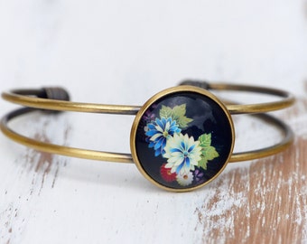 Bracelet with vintage cabochon