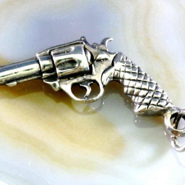 Revolver, collier pendentif en argent