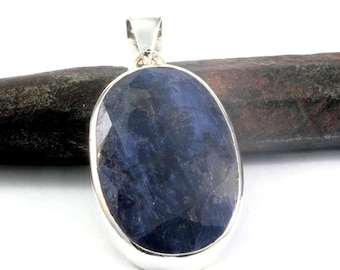 Blue sapphire in 925 sterling silver, pendant