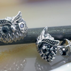 Owl, stud earrings, 925 sterling silver and blue sapphires.