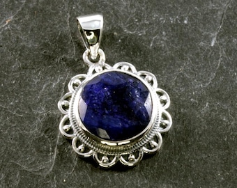 Blue sapphire in 925 sterling silver, pendant