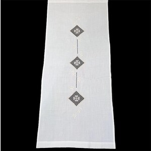 Puede incluir: Camino de mesa de lino blanco con tres diseños bordados en forma de diamante en blanco y negro. Delicados bordados florales acentúan los diamantes. El camino de mesa es rectangular y cuelga verticalmente.