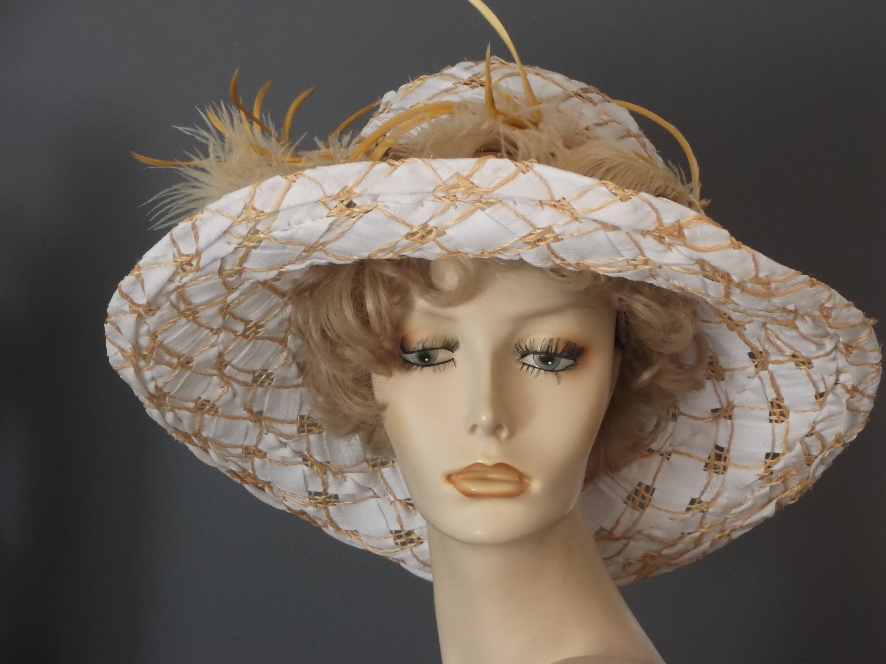 Sombrero de derbi de Kentucky beige Flor de cuero Bodas Accesorios Accesorios para el cabello Tocados y minisombreros Fascinador ascot Sombreros de boda reales para las mujeres 