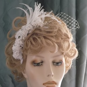 small white bridal fascinator, floral wedding head piece with veiling and feathers, elegant small headband,