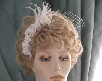 small white bridal fascinator, floral wedding head piece with veiling and feathers, elegant small headband,