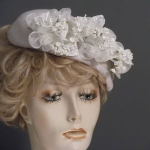VERKAUF Weißer Filz Winterhochzeit Hut, handgenähter Hochzeitshut, Hochzeitshut, Hochzeitshut, Hochzeitshut, Hochzeitshut, Geschenk für Freundin