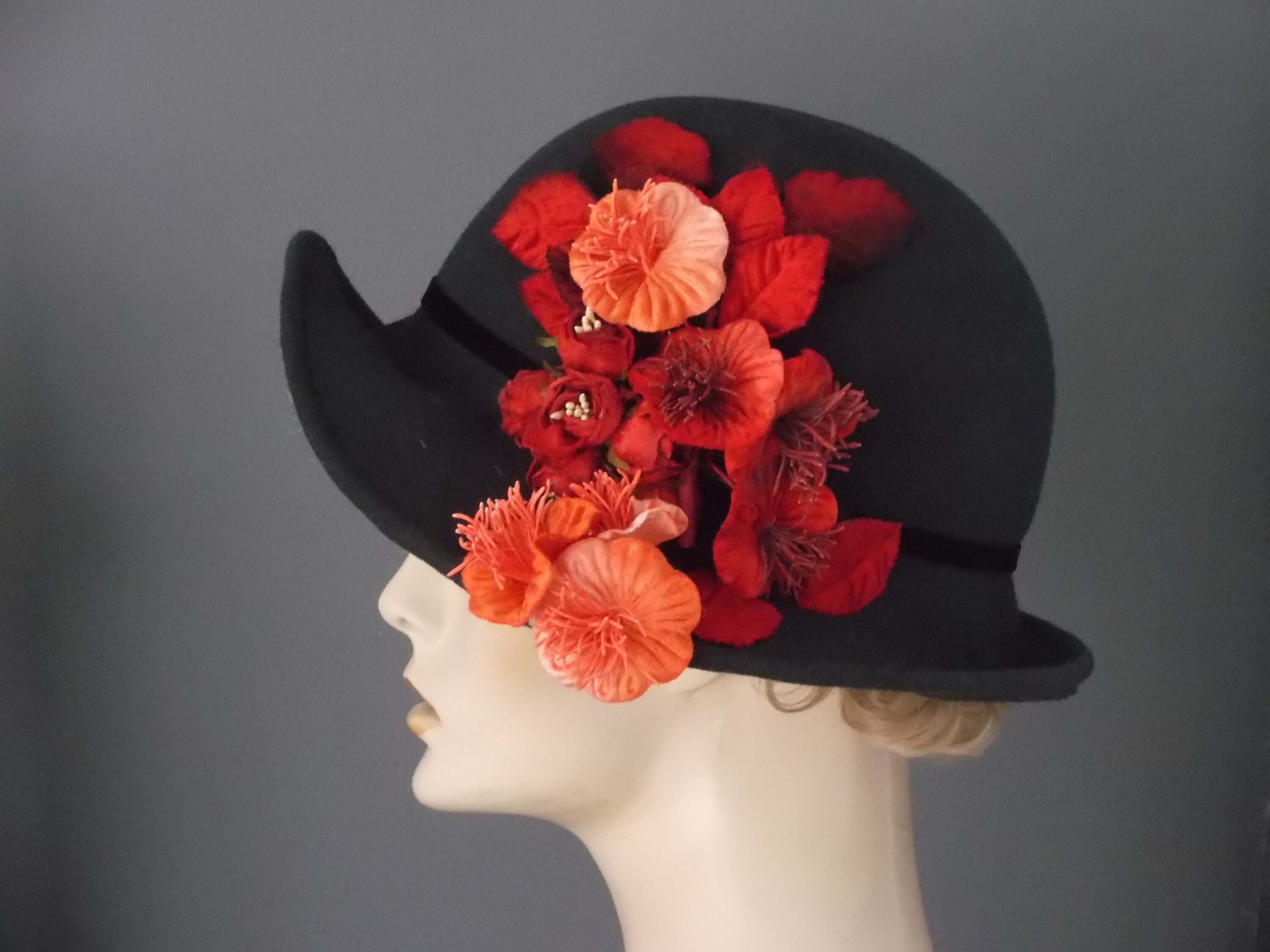 Charcoal Gray Felt Hat: Vintage Style With Red Orange Flower  display picture 2