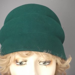Green felt toque, green felt 3 tier hat, vintage 1930&#39;s style, church wedding hat, green felt cloche, women&#39;s green hat, dark green hatt