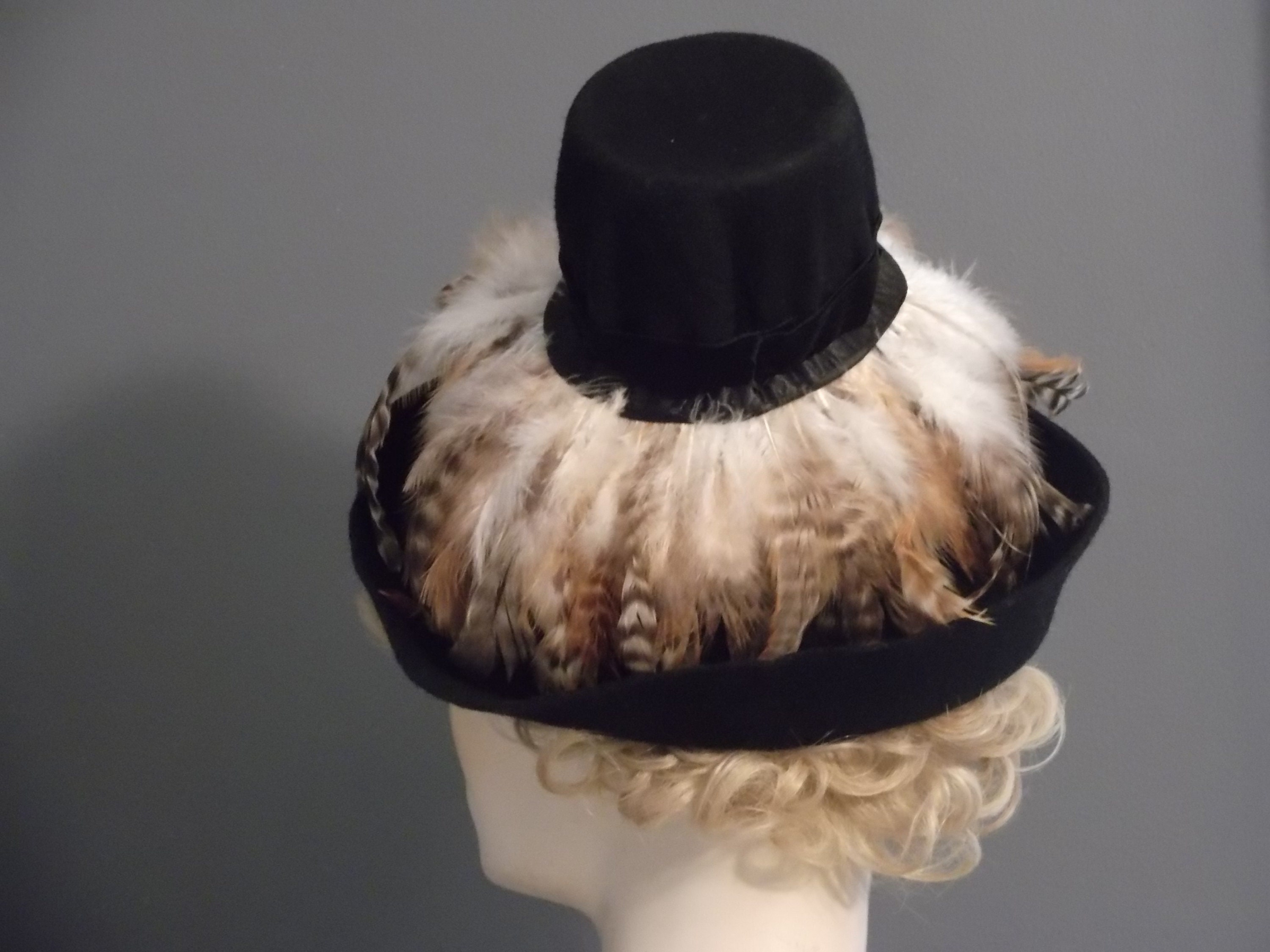 DELIGHTFUL 1940s\' BL;ACK FELT HAT - FOLDED CROWN, BOW & TALL FEATHERS Superb 1940 main image 2