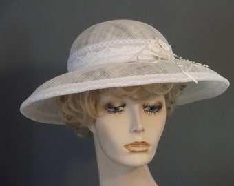 Ivory white sinamay bridal hat, vintage style wedding hat, medium brim, sinamay and lace, flower with pearls, 1920's 1930's look, wedding