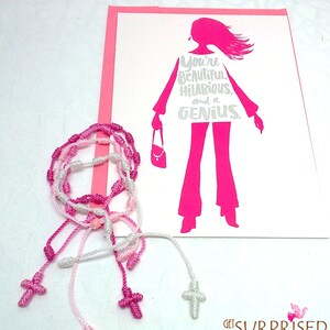 SET DE CUMPLEAÑOS DE NOVIA. Tonos rosas Pulseras de la Amistad + bolso de arpillera estampado a mano + Tarjeta Inspiradora. Sobreviviente de Cáncer de Mama. Adolescente
