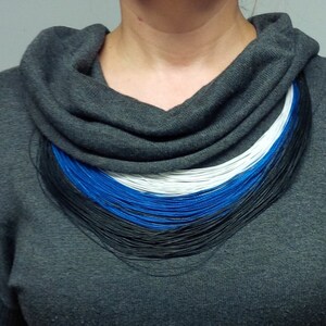 WINTER STRINGS KETTING.  Handgemaakte multistrand ketting, wit-blauw-zwarte koorden ketting. Uniek in zijn soort. moederdagcadeau. vrouw. Kerstmis