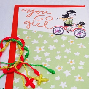 CADEAU D'ANNIVERSAIRE DE FILLE. Ensemble de bracelets d'amitié. Carte d'inspiration et sac en coton estampillé main. Brave cadeau d'adolescent. fiers parents. fille