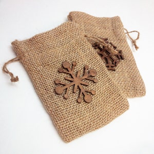 12 płótnie Christmas torby. 3 "x5" płatków śniegu prezent torby w/Natural sznurek konopi. drewniane kawałki. Baby shower, chrzest, etui Birthday korzyść
