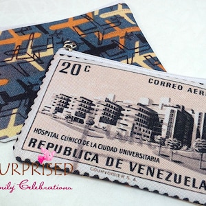ÉTUI DE VOYAGE DE TIMBRE.  sac de rangement très léger, sac à cosmétiques. Carte postale Vintage, Souvenir vénézuélien. Correo aereo, sello cartuchera postal
