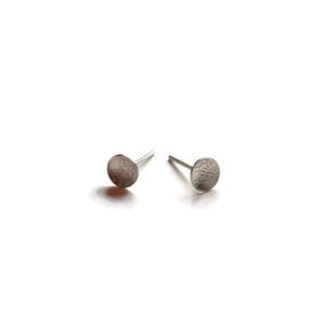 Tiny reticulated dome stud earring image 1
