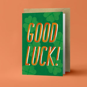 Bonne chance! - Typographie orange sur trèfles verts - Carte de vœux pliée - Carte postale avec enveloppe Kraft