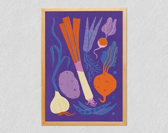 Op de afbeelding: Een ingelijste kunstdruk met een kleurrijke illustratie van verschillende groenten. Het kunstwerk toont oranje prei, paarse wortelen, een gele ui, een paarse aardappel en andere groenten tegen een dieppaarse achtergrond. De lijst is van lichtbruin hout.