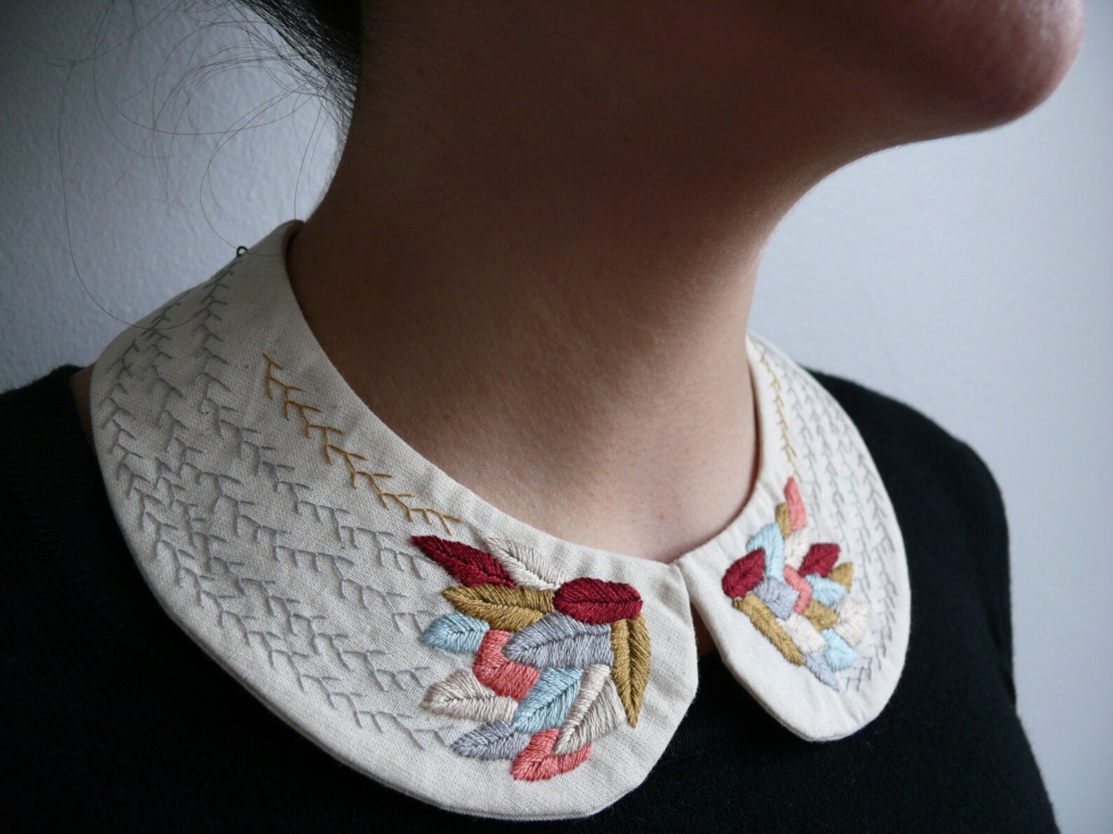 Съемный воротник с вышивкой. Вышитые воротнички. Вышитый воротник. Вышитый воротник. Вышить воротничок.