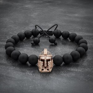 Bransoletka męska Spartan Helmet Bracelet, Bransoletka czarna, Różowozłoty hełm z czarnymi cyrkoniami, Prezent dla mężczyzn, Bransoletka dla mężczyzn, Opaska na ramię