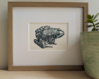Impresión linográfica original de rana, hecha a mano, de 5x7, tinta verde sobre cartulina color crema, sin marco.