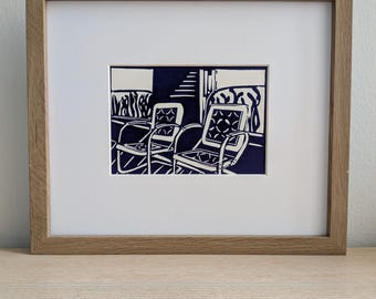Sillas de porche, impresión linográfica original hecha a mano de 5x7, tinta azul sobre cartulina color crema, sin marco