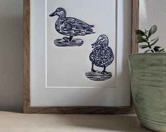 Impresión linográfica original de patos silvestres, hecha a mano, de 8 x 10 pulgadas, tinta azul sobre cartulina color crema, sin marco.