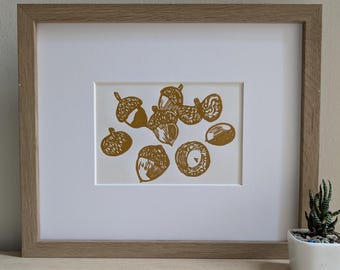 Impresión linográfica original de Bellotas, hecha a mano, de 5x7, sin marco, tinta ocre amarilla sobre cartulina color crema, sin marco