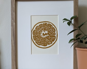 Impresión linográfica original de pomelo, hecha a mano, de 5x7, tinta ocre amarilla sobre cartulina color crema, sin marco.