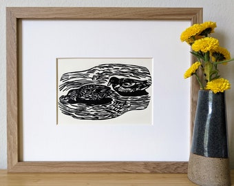 Patos reales alimentándose al atardecer, impresión linográfica original hecha a mano de 5x7, tinta negra, sin marco