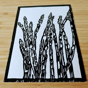 Asparagus original handmade 5x7 unframed linocut, black ink on cream cardstock. Asparagus art, vegetable art, kitchen art, gallery wall art. Bild 3