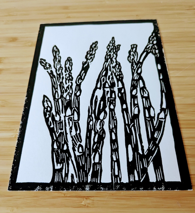 Asparagus original handmade 5x7 unframed linocut, black ink on cream cardstock. Asparagus art, vegetable art, kitchen art, gallery wall art. Bild 3