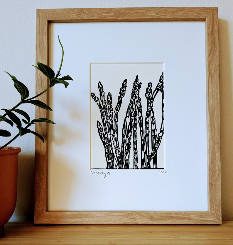 Asparagus original handmade 5x7 unframed linocut, black ink on cream cardstock. Asparagus art, vegetable art, kitchen art, gallery wall art. Bild 1
